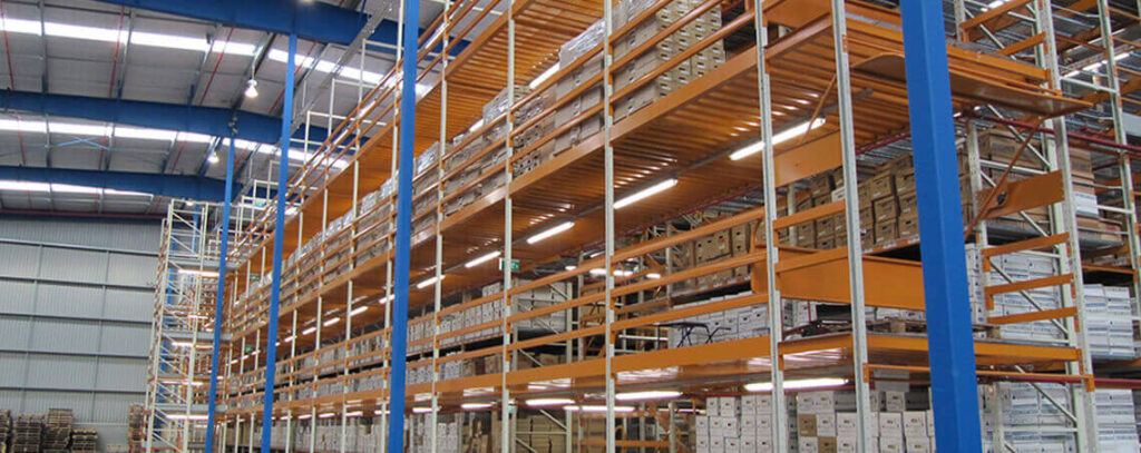 Double deep racking in a warehouse